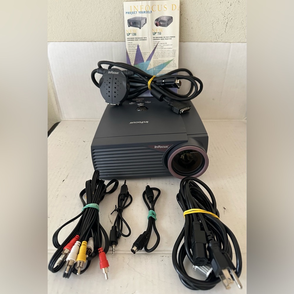 InFocus LP425Z Digital Video DLP Projector 326 Lamp Hours 900 Lumens w/ Case